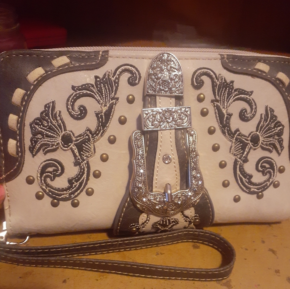 Brand new Western wallet very fancy
